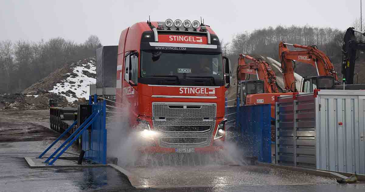 LKW Durchfahrt der Demucking Anlage