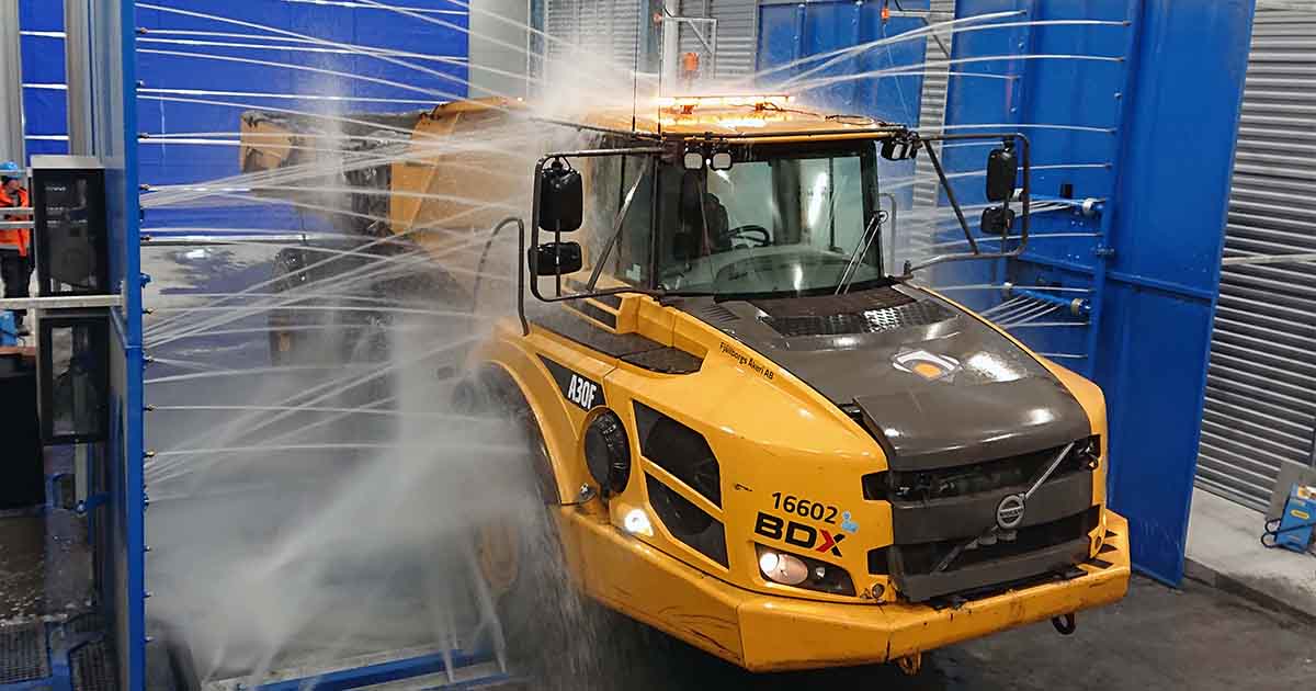 Automatic cleaning of a dumper